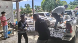 Penyaluran bantuan bencana kepada warga terdampak banjir di Jorong Sikabau, Nagari Ranah Koto Tinggi, Kecamatan Koto Balingka, Minggu (21/12). (Foto: Kominfo Pasbar)