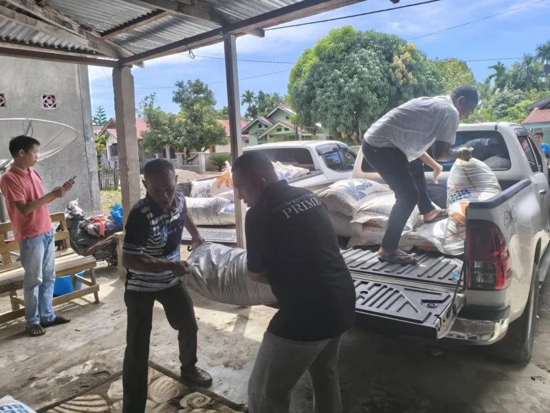 Penyaluran bantuan bencana kepada warga terdampak banjir di Jorong Sikabau, Nagari Ranah Koto Tinggi, Kecamatan Koto Balingka, Minggu (21/12). (Foto: Kominfo Pasbar)