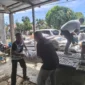 Penyaluran bantuan bencana kepada warga terdampak banjir di Jorong Sikabau, Nagari Ranah Koto Tinggi, Kecamatan Koto Balingka, Minggu (21/12). (Foto: Kominfo Pasbar)
