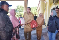 Wali Kota Pariaman, Yota Balad menyerahkan bantuan untuk korban terdampak bencana, Senin (22/12/2025). (Foto: Kominfo Pariaman)