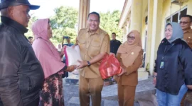 Wali Kota Pariaman, Yota Balad menyerahkan bantuan untuk korban terdampak bencana, Senin (22/12/2025). (Foto: Kominfo Pariaman)