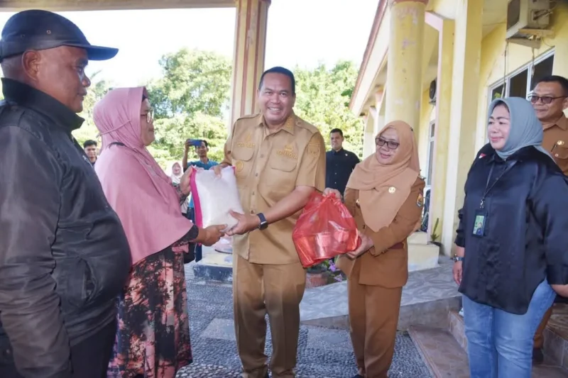 Wali Kota Pariaman, Yota Balad menyerahkan bantuan untuk korban terdampak bencana, Senin (22/12/2025). (Foto: Kominfo Pariaman)