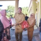 Wali Kota Pariaman, Yota Balad menyerahkan bantuan untuk korban terdampak bencana, Senin (22/12/2025). (Foto: Kominfo Pariaman)