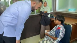 Wali Kota Padang Fadly Amran berdialog dengan peserta khitan gratis di Baznas Padang, Senin (22/12/2025). (Foto: Diskominfo Padang)