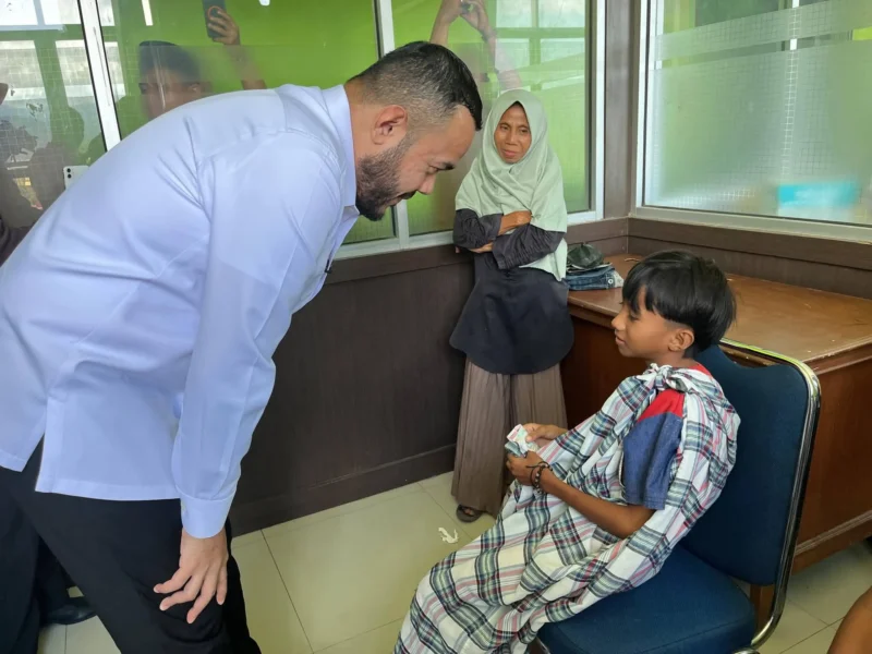Wali Kota Padang Fadly Amran berdialog dengan peserta khitan gratis di Baznas Padang, Senin (22/12/2025). (Foto: Diskominfo Padang)
