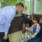 Wali Kota Padang Fadly Amran berdialog dengan peserta khitan gratis di Baznas Padang, Senin (22/12/2025). (Foto: Diskominfo Padang)