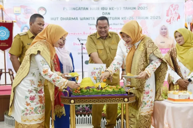 Wali Kota Pariaman, Yota Balad saat peringatan Hari Ibu ke-97 dan HUT DWP ke-26 Tingkat Kota Pariaman Tahun 2025 di Aula Balai Kota, Senin (22/12/2025). (Foto: Kominfo Pariaman)