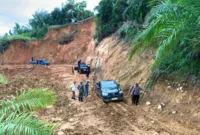 Bupati Pasbar Yulianto dan rombongan melewati ruas jalan Transmigrasi Aek Nabirong, Senin (22/12/2025). (Foto: Diskominfo Pasbar)