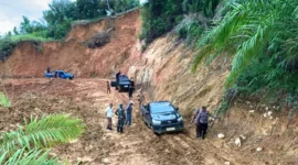 Bupati Pasbar Yulianto dan rombongan melewati ruas jalan Transmigrasi Aek Nabirong, Senin (22/12/2025). (Foto: Diskominfo Pasbar)