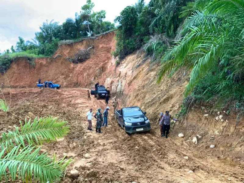 Bupati Pasbar Yulianto dan rombongan melewati ruas jalan Transmigrasi Aek Nabirong, Senin (22/12/2025). (Foto: Diskominfo Pasbar)