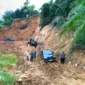 Bupati Pasbar Yulianto dan rombongan melewati ruas jalan Transmigrasi Aek Nabirong, Senin (22/12/2025). (Foto: Diskominfo Pasbar)