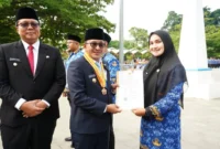 Bupati Tanah Datar Eka Putra secara simbolis menyerahkan SK PPPK Paruh Waktu. (Foto: Prokopim Tanah Datar)