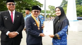 Bupati Tanah Datar Eka Putra secara simbolis menyerahkan SK PPPK Paruh Waktu. (Foto: Prokopim Tanah Datar)