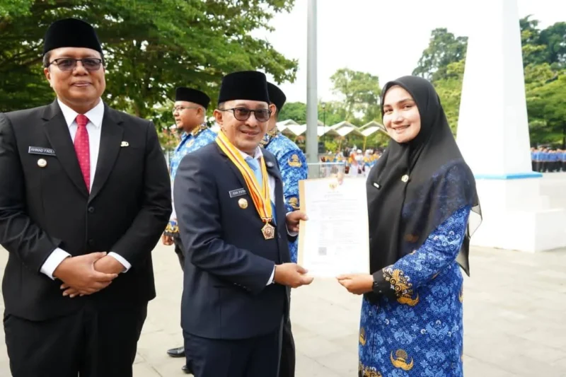 Bupati Tanah Datar Eka Putra secara simbolis menyerahkan SK PPPK Paruh Waktu. (Foto: Prokopim Tanah Datar)