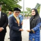 Bupati Tanah Datar Eka Putra secara simbolis menyerahkan SK PPPK Paruh Waktu. (Foto: Prokopim Tanah Datar)