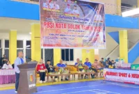 Wakil Wali Kota Solok membuka Open Turnamen Badminton PBSI Kota Solok 2025 di GOR Alimin Sinapa, Kamis (25/12/2025). (Foto: Prokopim Solok)