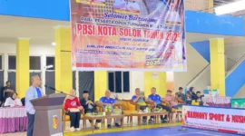 Wakil Wali Kota Solok membuka Open Turnamen Badminton PBSI Kota Solok 2025 di GOR Alimin Sinapa, Kamis (25/12/2025). (Foto: Prokopim Solok)
