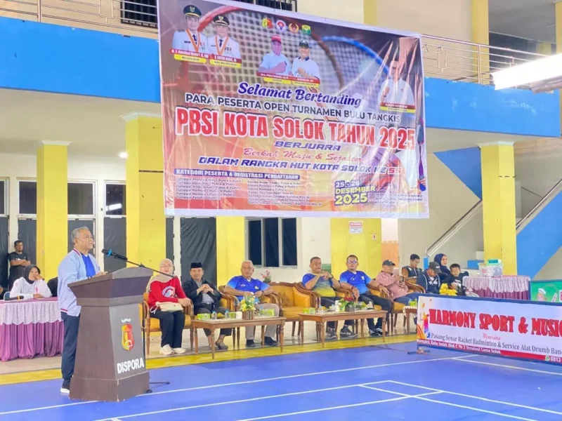 Wakil Wali Kota Solok membuka Open Turnamen Badminton PBSI Kota Solok 2025 di GOR Alimin Sinapa, Kamis (25/12/2025). (Foto: Prokopim Solok)