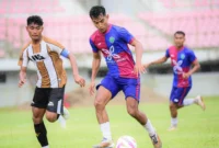 Pemain PSPP Padang Panjang saat berduel dengan pemain WGroup FC Pekanbaru di Stadion Utama Sumatera Barat, Kamis (25/12/2025). (Foto: Kominfo Padang Panjang)