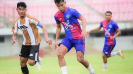 Pemain PSPP Padang Panjang saat berduel dengan pemain WGroup FC Pekanbaru di Stadion Utama Sumatera Barat, Kamis (25/12/2025). (Foto: Kominfo Padang Panjang)