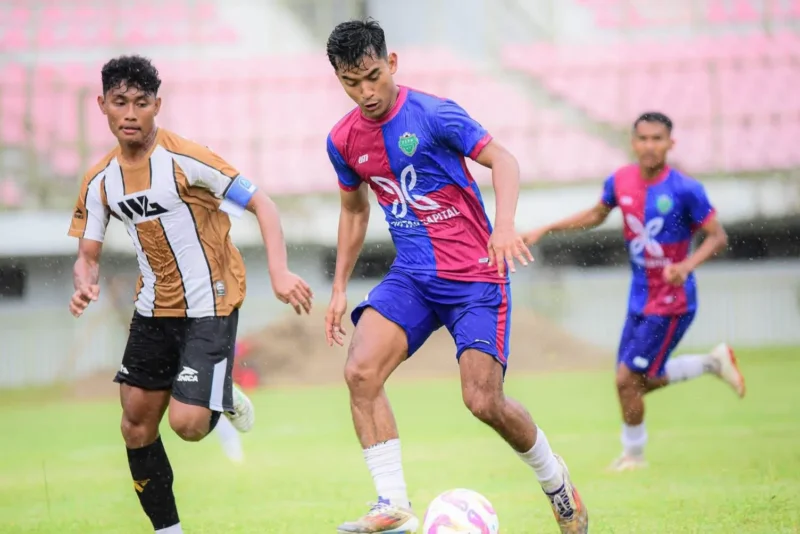 Pemain PSPP Padang Panjang saat berduel dengan pemain WGroup FC Pekanbaru di Stadion Utama Sumatera Barat, Kamis (25/12/2025). (Foto: Kominfo Padang Panjang)