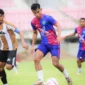 Pemain PSPP Padang Panjang saat berduel dengan pemain WGroup FC Pekanbaru di Stadion Utama Sumatera Barat, Kamis (25/12/2025). (Foto: Kominfo Padang Panjang)