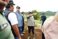 Bupati Tanah Datar Eka Putra bersama Wakil Gubernur Sumbar Vasko Ruseimy dan Dirjen PKP Kementerian PKP RI Fitrah Nur meninjau lokasi rencana pembangunan Huntap di Ladang Laweh, Kecamatan Rambatan, Sabtu (27/12/2025). (Foto: Prokopim Tanah Datar)