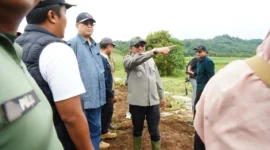 Bupati Tanah Datar Eka Putra bersama Wakil Gubernur Sumbar Vasko Ruseimy dan Dirjen PKP Kementerian PKP RI Fitrah Nur meninjau lokasi rencana pembangunan Huntap di Ladang Laweh, Kecamatan Rambatan, Sabtu (27/12/2025). (Foto: Prokopim Tanah Datar)