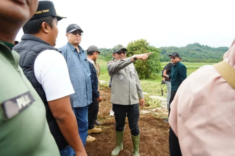 Bupati Tanah Datar Eka Putra bersama Wakil Gubernur Sumbar Vasko Ruseimy dan Dirjen PKP Kementerian PKP RI Fitrah Nur meninjau lokasi rencana pembangunan Huntap di Ladang Laweh, Kecamatan Rambatan, Sabtu (27/12/2025). (Foto: Prokopim Tanah Datar)