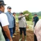 Bupati Tanah Datar Eka Putra bersama Wakil Gubernur Sumbar Vasko Ruseimy dan Dirjen PKP Kementerian PKP RI Fitrah Nur meninjau lokasi rencana pembangunan Huntap di Ladang Laweh, Kecamatan Rambatan, Sabtu (27/12/2025). (Foto: Prokopim Tanah Datar)