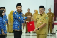 Sekdaprov Sumbar, Arry Yuswandi secara simbolis menyerahkan SK PPPK Paruh Waktu Pemprov Sumbar di Auditorium Gubernuran, Senin (29/12/2025). (Foto: ADPSB)