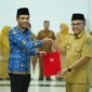 Sekdaprov Sumbar, Arry Yuswandi secara simbolis menyerahkan SK PPPK Paruh Waktu Pemprov Sumbar di Auditorium Gubernuran, Senin (29/12/2025). (Foto: ADPSB)