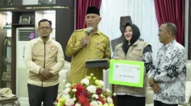 Gubernur Sumbar Mahyeldi Ansharullah menerima bantuan PGRI Bengkalis sebesar Rp420 juta untuk guru dan sekolah terdampak bencana di Sumbar. (Foto: ADPSB)