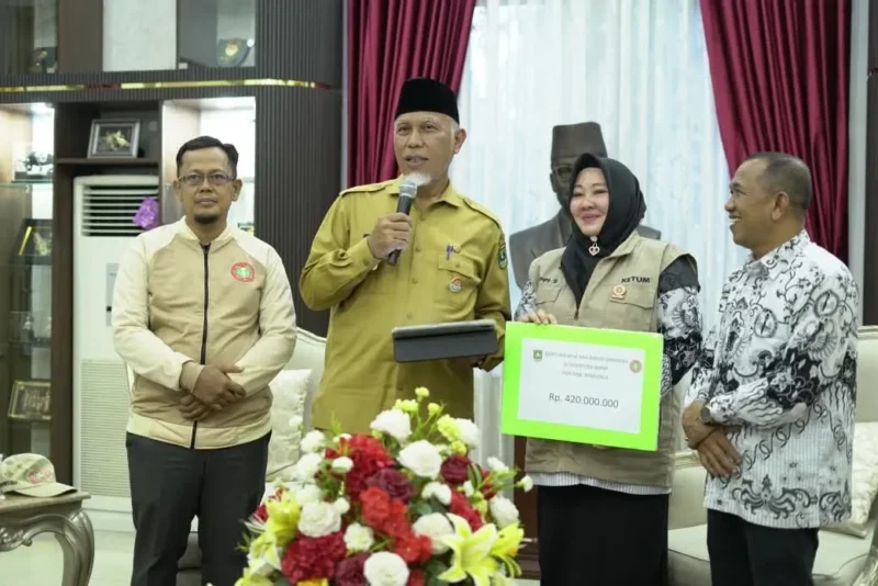 Gubernur Sumbar Mahyeldi Ansharullah menerima bantuan PGRI Bengkalis sebesar Rp420 juta untuk guru dan sekolah terdampak bencana di Sumbar. (Foto: ADPSB)
