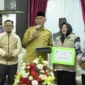 Gubernur Sumbar Mahyeldi Ansharullah menerima bantuan PGRI Bengkalis sebesar Rp420 juta untuk guru dan sekolah terdampak bencana di Sumbar. (Foto: ADPSB)