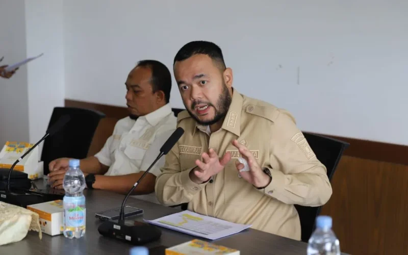 Wali Kota Padang, Fadly Amran menghadiri rapat koordinasi penanganan banjir bandang Padang di Kantor DPRD Padang, Selasa (16/12/2025). (Foto: Prokopim Padang)