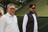 Wali Kota Padang, Fadly Amran mendampingi Menko Bidang Pangan, Zulkifli Hasan menyerahkan bantuan kepada warga terdampak bencana di Kelurahan Lubuk Minturun, Kecamatan Koto Tangah, Minggu (30/11/2025). (Foto: Prokopim Padang)
