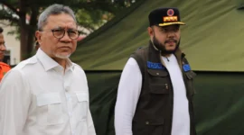 Wali Kota Padang, Fadly Amran mendampingi Menko Bidang Pangan, Zulkifli Hasan menyerahkan bantuan kepada warga terdampak bencana di Kelurahan Lubuk Minturun, Kecamatan Koto Tangah, Minggu (30/11/2025). (Foto: Prokopim Padang)