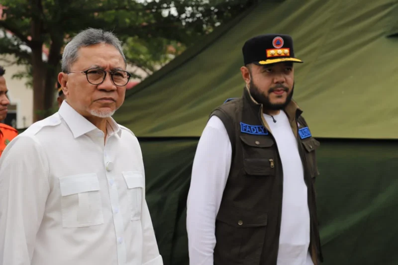 Wali Kota Padang, Fadly Amran mendampingi Menko Bidang Pangan, Zulkifli Hasan menyerahkan bantuan kepada warga terdampak bencana di Kelurahan Lubuk Minturun, Kecamatan Koto Tangah, Minggu (30/11/2025). (Foto: Prokopim Padang)