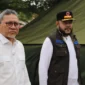 Wali Kota Padang, Fadly Amran mendampingi Menko Bidang Pangan, Zulkifli Hasan menyerahkan bantuan kepada warga terdampak bencana di Kelurahan Lubuk Minturun, Kecamatan Koto Tangah, Minggu (30/11/2025). (Foto: Prokopim Padang)