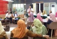 Narasumber Vicky Arief Herinadharma memaparkan materi dalam Forum Pentahelix “Best Practice Creative City UNESCO” di Co Working Space lantai 2 Gedung Youth Center Padang, Selasa (9/12/2025).