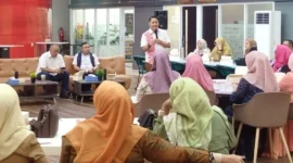 Narasumber Vicky Arief Herinadharma memaparkan materi dalam Forum Pentahelix “Best Practice Creative City UNESCO” di Co Working Space lantai 2 Gedung Youth Center Padang, Selasa (9/12/2025).