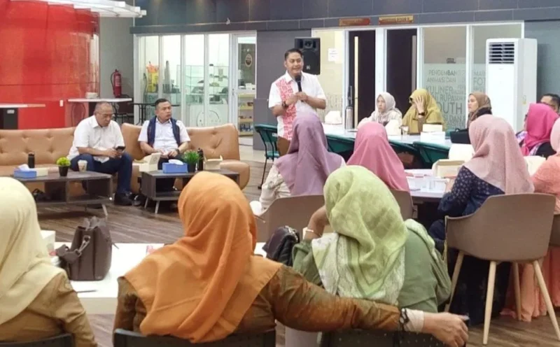 Narasumber Vicky Arief Herinadharma memaparkan materi dalam Forum Pentahelix “Best Practice Creative City UNESCO” di Co Working Space lantai 2 Gedung Youth Center Padang, Selasa (9/12/2025).