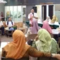 Narasumber Vicky Arief Herinadharma memaparkan materi dalam Forum Pentahelix “Best Practice Creative City UNESCO” di Co Working Space lantai 2 Gedung Youth Center Padang, Selasa (9/12/2025).
