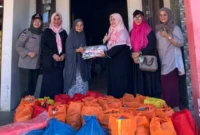 Ketua GOW Kota Padang, Ny. Srihayati Maigus Nasir bersama pengurus menyerahkan bantuan kepada warga terdampak bencana. (Foto: Diskominfo Padang)