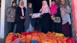 Ketua GOW Kota Padang, Ny. Srihayati Maigus Nasir bersama pengurus menyerahkan bantuan kepada warga terdampak bencana. (Foto: Diskominfo Padang)