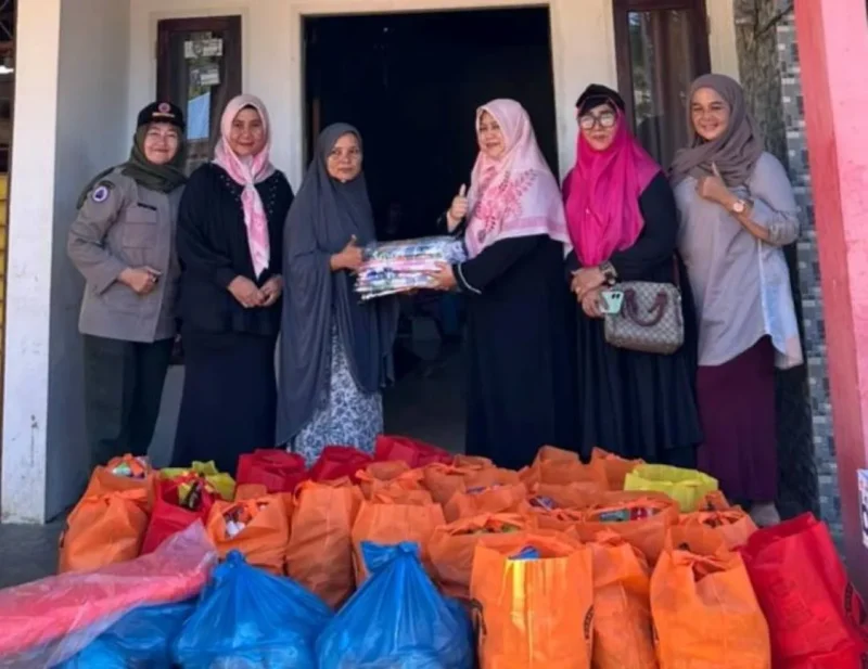 Ketua GOW Kota Padang, Ny. Srihayati Maigus Nasir bersama pengurus menyerahkan bantuan kepada warga terdampak bencana. (Foto: Diskominfo Padang)