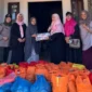 Ketua GOW Kota Padang, Ny. Srihayati Maigus Nasir bersama pengurus menyerahkan bantuan kepada warga terdampak bencana. (Foto: Diskominfo Padang)