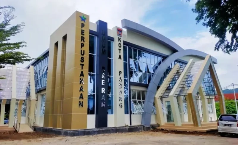 Gedung Perpustaakaan Umum Daerah Kota Padang tampak berdiri megah. (Foto: Diskominfo Padang)
