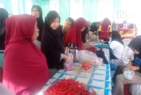 Gerakan Pangan Murah di Lapangan Maransi Indah RW XII, Kelurahan Dadok Tunggul Hitam diserbu warga, Rabu (24/12/2025). (Foto: Diskominfo Padang)